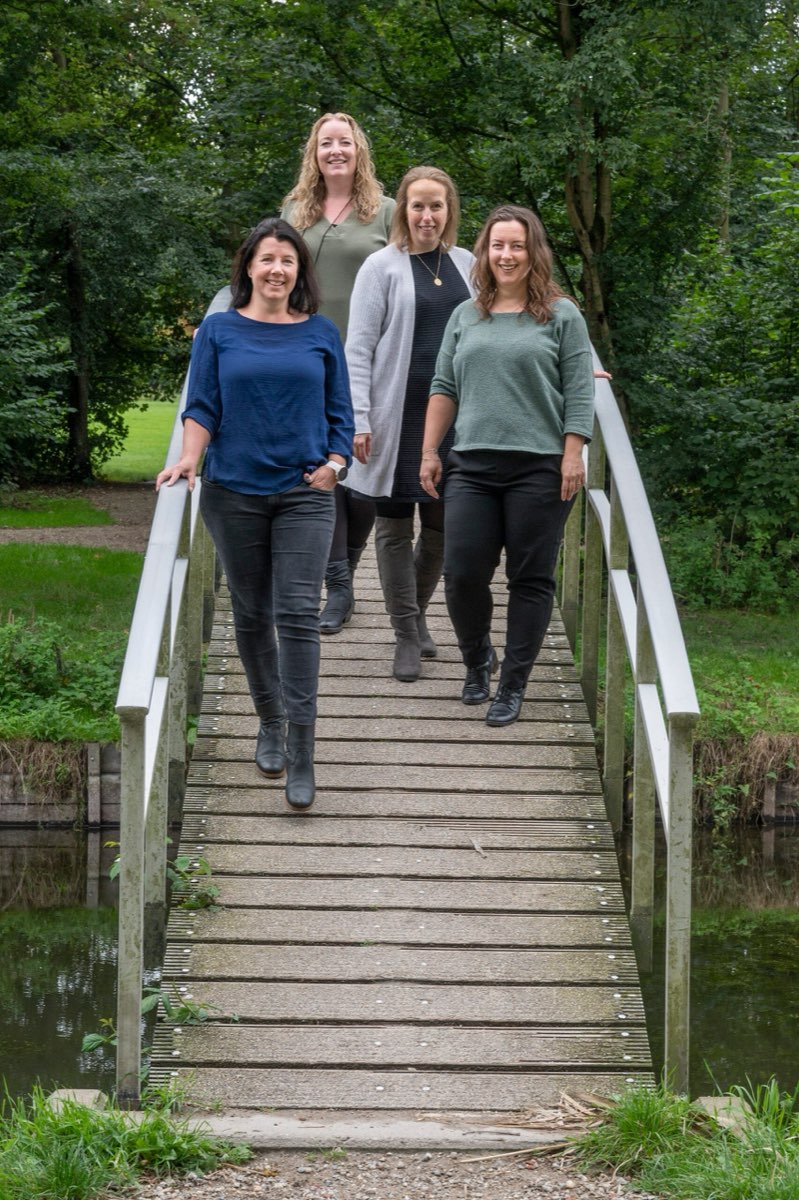 De psychologen van Psychologenpraktijk Bleiswijk op een bruggetje in de Rottemeren